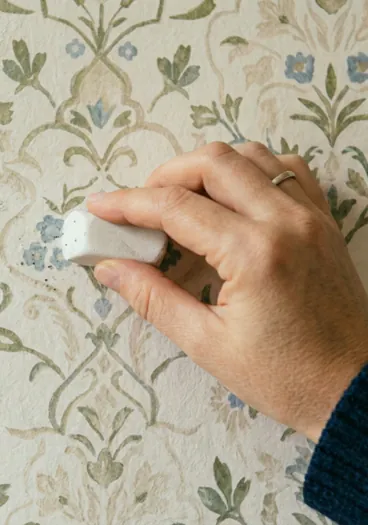 Enlever une tache sur papier peint