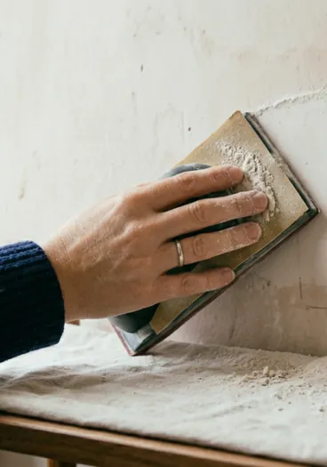 Ponçage mur après papier peint