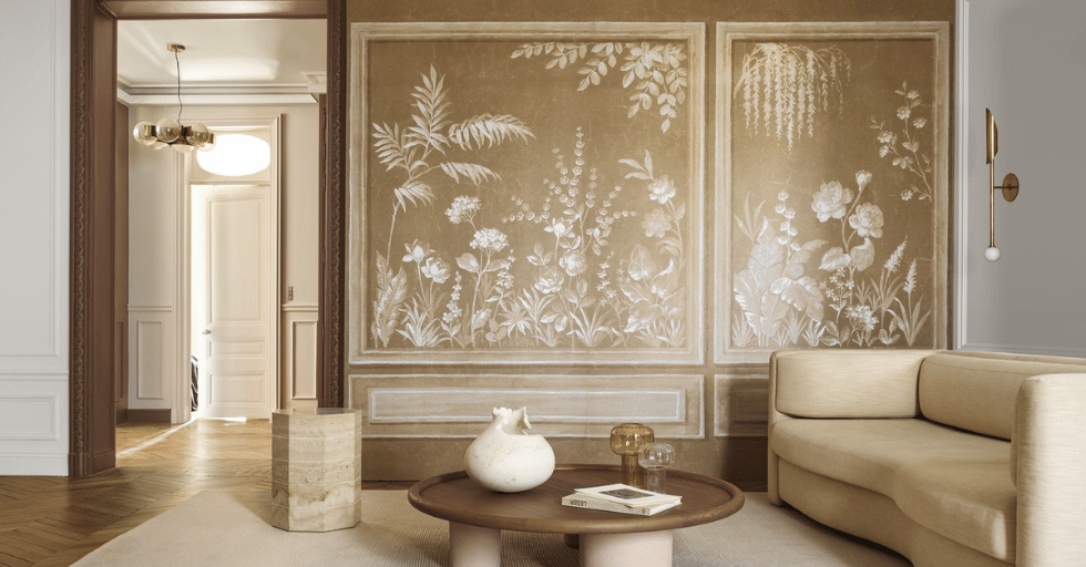 Moodboard tapisseries à la mode 2026 fresques panoramiques floraux majestueux pivoines magnolias paysages brumeux tons profonds prune vert mousse bleu encre