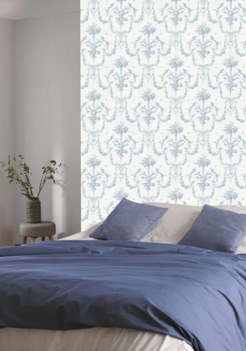 Papier peint foncé derrière tête de lit