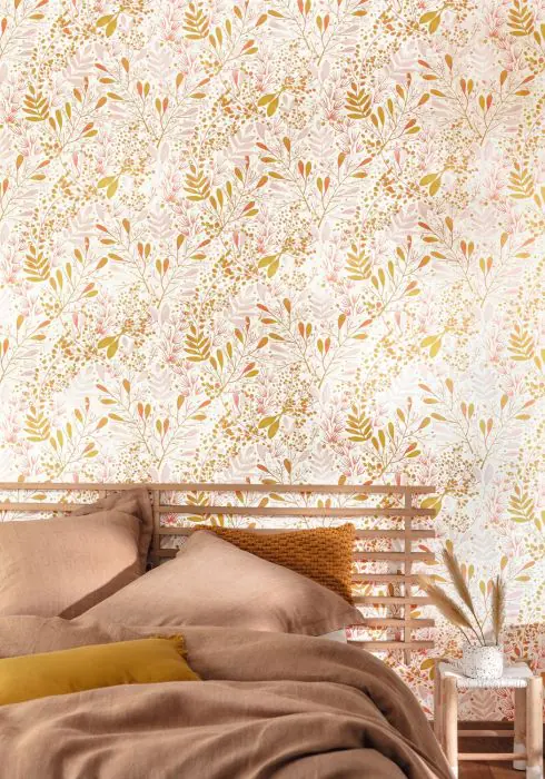 Chambre avec papier peint effet lin beige et ambiance douce