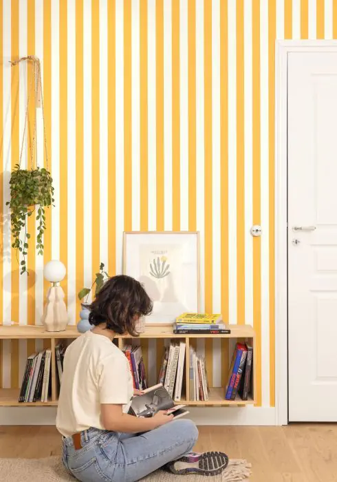 Salle à manger élégante avec papier peint floral sombre et mobilier design