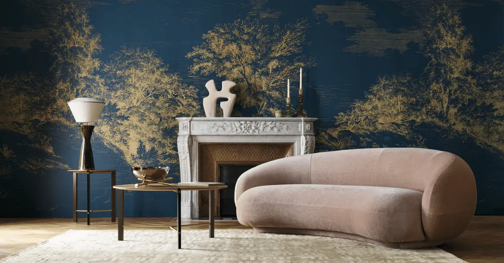 Moodboard pièce sombre papier peint foncé bleu nuit vert profond effet cocon luxueux avec éclairage indirect appliques murales LED bougies et textures métallisées