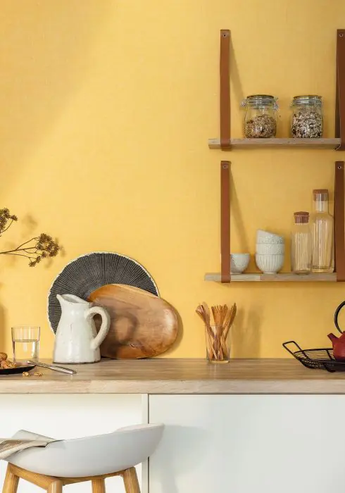 Cuisine avec papier peint trompe-l'œil béton ciré et touches de bois
